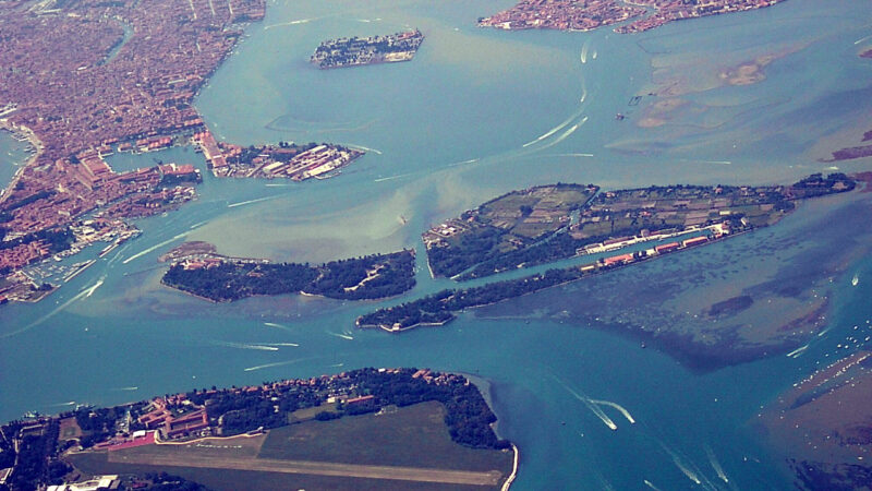 Isola_le_Vignole_and_La_Certosa_(Venice)_as_seen_from_the_air